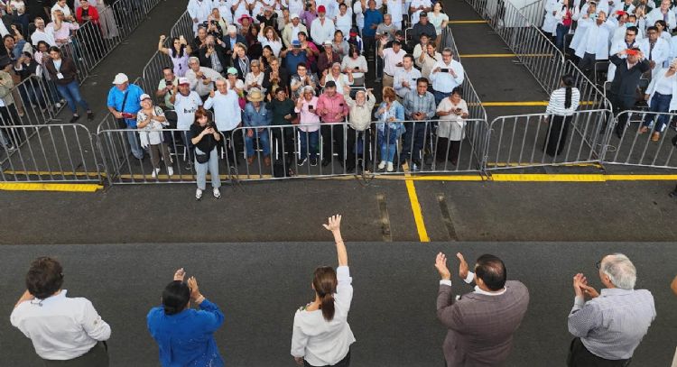 Sheinbaum inaugura ampliación de hospital entre protestas de trabajadores del IMSS-Bienestar