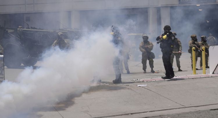 Despliegan otros 2 mil elementos de la Guardia Nacional a Los Ángeles ante protestas por redadas