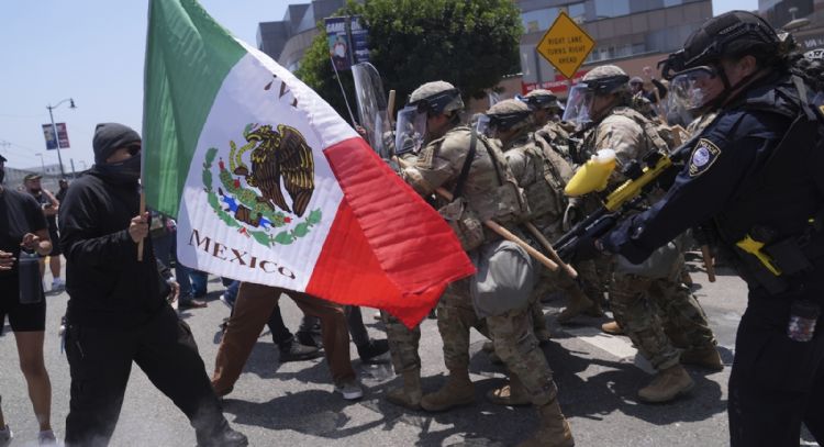 Embajador de EU en México critica uso de banderas mexicanas en protestas en Los Ángeles