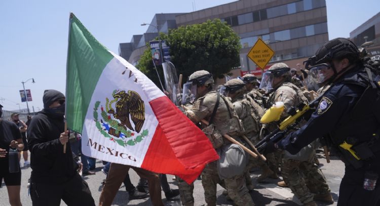 Guardia Nacional de EU choca con manifestantes después de llegar a Los Angeles por órdenes de Trump