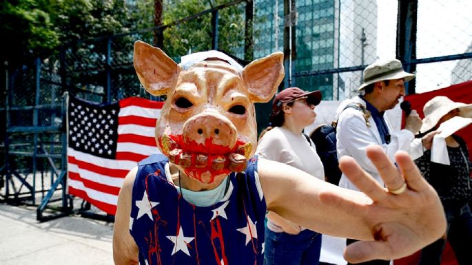 Protestan afuera de la Embajada de Estados Unidos en México