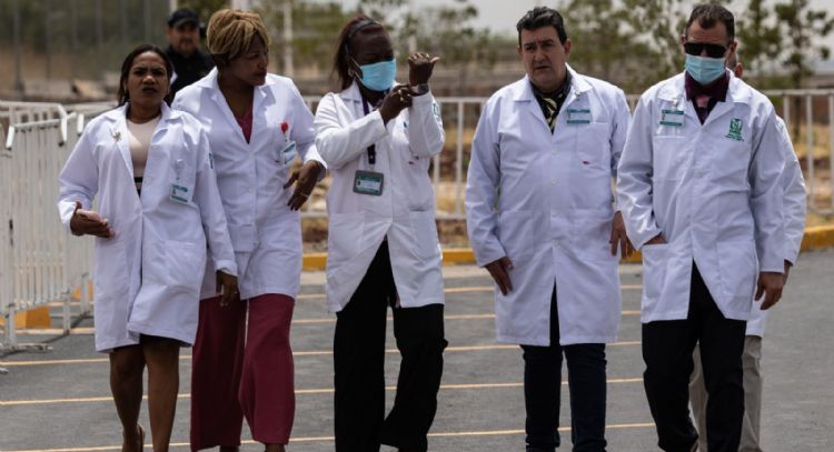 Éstos son los mexicanos en riesgo de perder la visa de EU por médicos cubanos
