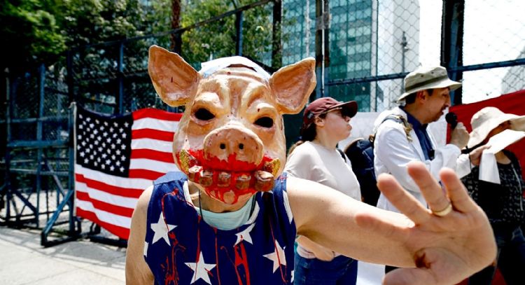 Protestan afuera de la Embajada de Estados Unidos en México