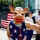 Protestan afuera de la Embajada de Estados Unidos en México