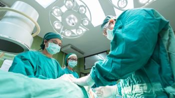 Carlos Ortigoza: pese a sanciones y clausuras operó a adolescente que sufrió infarto cerebral