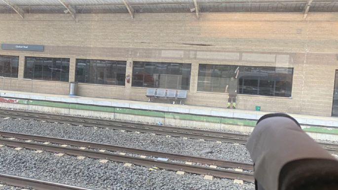 Más de 300 pasajeros quedan atrapados 14 horas al interior de un tren en España (Video)