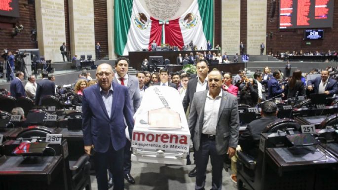 El PRI lleva un ataúd a la discusión de la Ley Telecom; “murió la libertad”, dicen