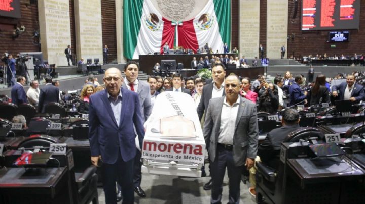 El PRI lleva un ataúd a la discusión de la Ley Telecom; “murió la libertad”, dicen