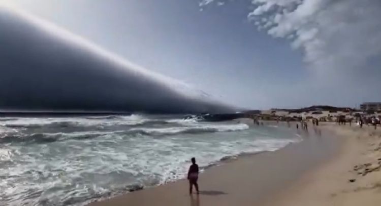 Bañistas en playa de Portugal confunden nubes con tsunami (Videos)