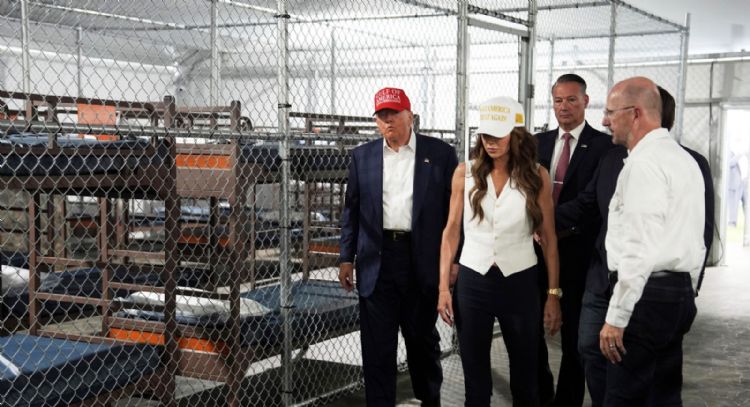 Trump inaugura “Alligator Alcatraz”, nueva cárcel para migrantes rodeada de pantanos y caimanes