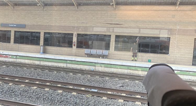 Más de 300 pasajeros quedan atrapados 14 horas al interior de un tren en España (Video)