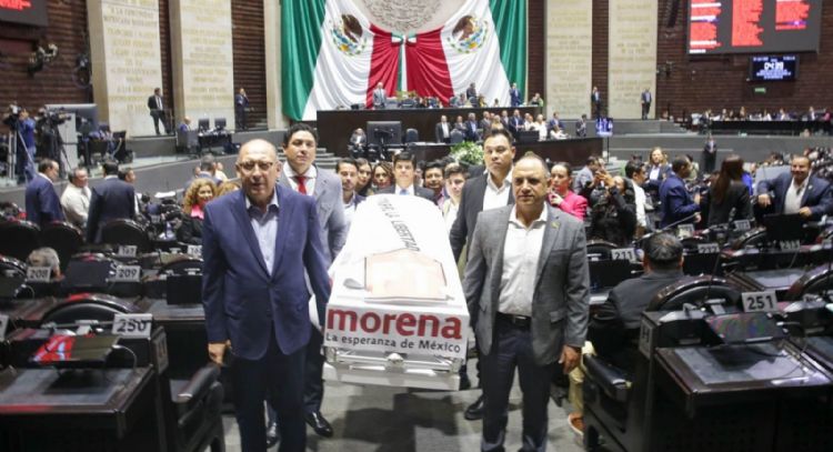 El PRI lleva un ataúd a la discusión de la Ley Telecom; “murió la libertad”, dicen