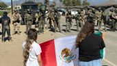 Foto ilustrativa de la nota titulada: Manifestantes y agentes federales se enfrentan durante redada en una granja de California
