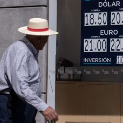 Arancel al cobre y rebrote del gusano barrenador impactan al peso; se cotiza en 18.65 por dólar