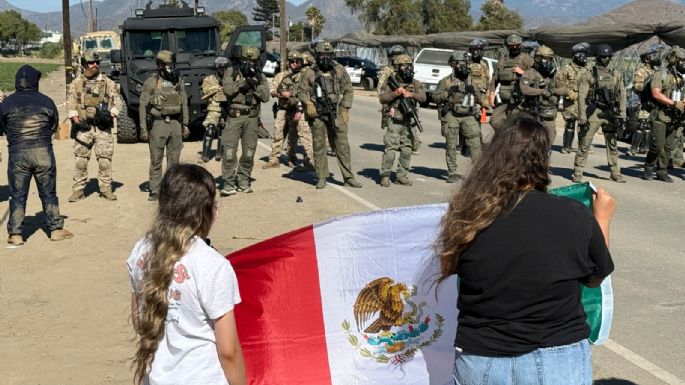 Manifestantes y agentes federales se enfrentan durante redada en una granja de California