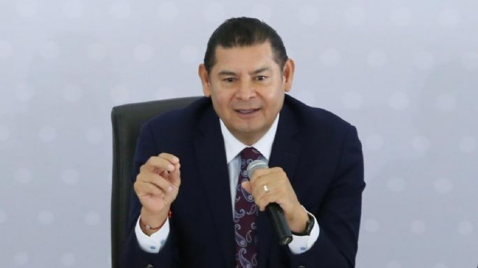 Alejandro Armenta le truena los dedos a la secretaria de Turismo y luego se disculpa (Video)