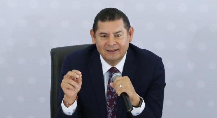 Alejandro Armenta le truena los dedos a la secretaria de Turismo y luego se disculpa (Video)
