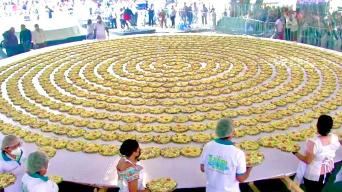 El Récord Guinness a la tlayuda más grande desata burlas en Oaxaca