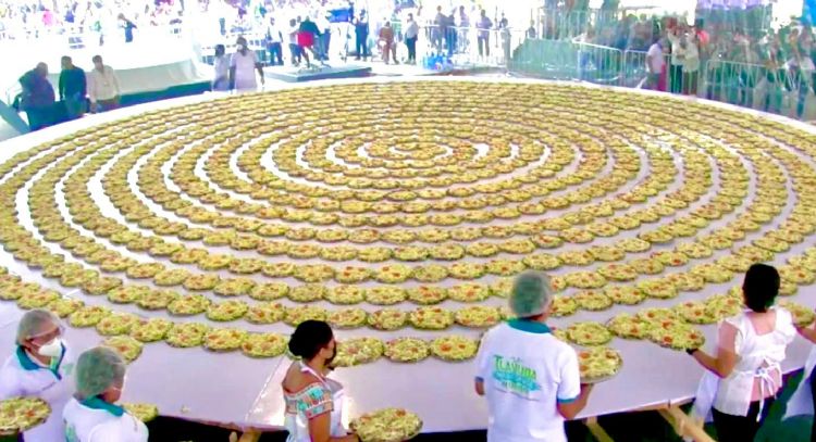 El Récord Guinness a la tlayuda más grande desata burlas en Oaxaca