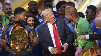Cole Palmer quedó sorprendido al compartir podio del Mundial de Clubes con Trump (Video)