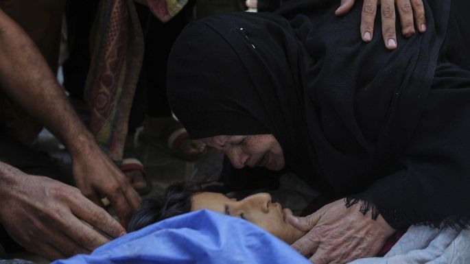 Ofensiva de Israel en Gaza deja ya casi 57 mil 900 muertos, tras otros 50 fallecidos más en 24 horas