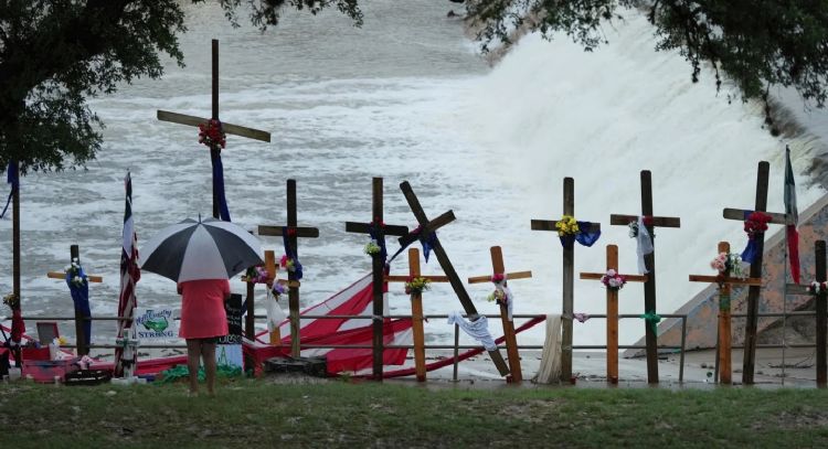 Suspenden búsqueda de víctimas de inundaciones en Texas debido a fuertes lluvias