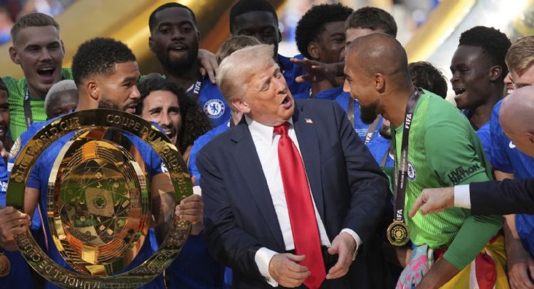Cole Palmer quedó sorprendido al compartir podio del Mundial de Clubes con Trump (Video)