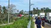 Foto ilustrativa de la nota titulada: Habitantes bloquean carretera Acapulco-Pinotepa; exigen reconstruir comunidades por huracán Erick