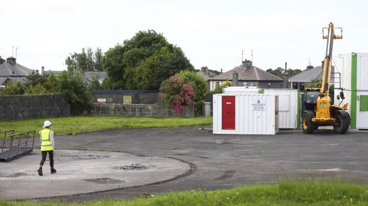 Inicia excavación de fosa común en Iglesia en Irlanda donde fueron enterrados 796 bebés