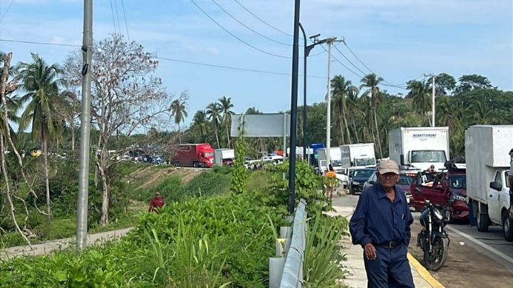 Habitantes bloquean carretera Acapulco-Pinotepa; exigen reconstruir comunidades por huracán Erick