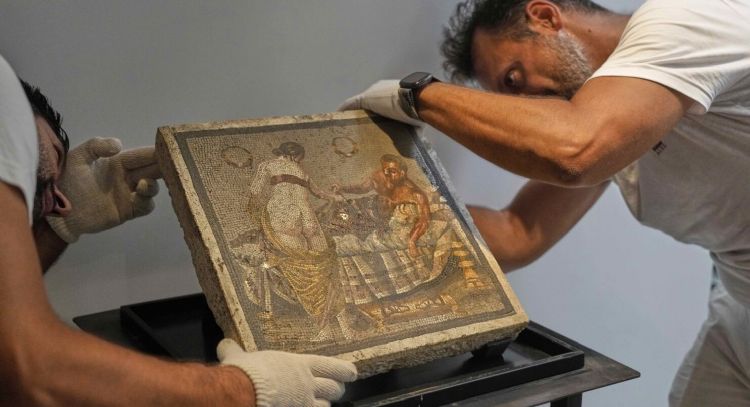 Mosaico erótico de la era romana robado por un capitán nazi fue devuelto a Pompeya