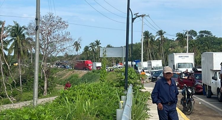 Habitantes bloquean carretera Acapulco-Pinotepa; exigen reconstruir comunidades por huracán Erick