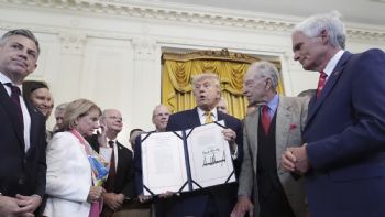 Cárteles ejercen “tremendo control” sobre México: Trump; firma ley contra fentanilo