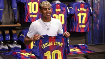 Tras polémica por fiesta, Lamine Yamal hereda el icónico 10 del Barcelona