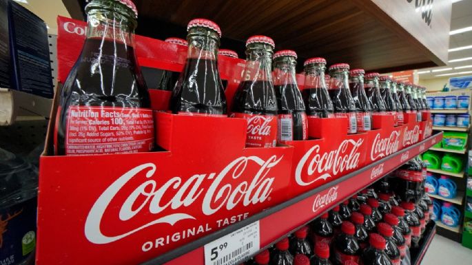 Trump dice que Coca-Cola usará azúcar real en EU; la empresa no lo confirma