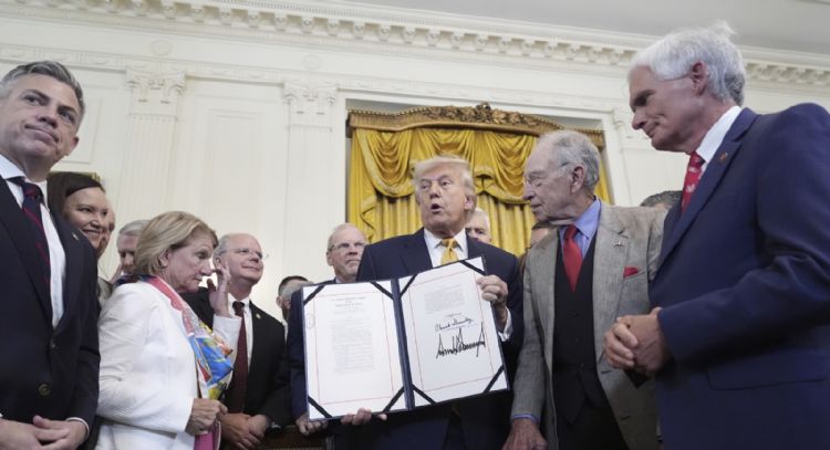 Cárteles ejercen “tremendo control” sobre México: Trump; firma ley contra fentanilo