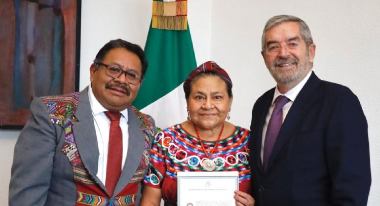 Rigoberta Menchú, premio Nobel de la Paz, recibe la nacionalidad mexicana