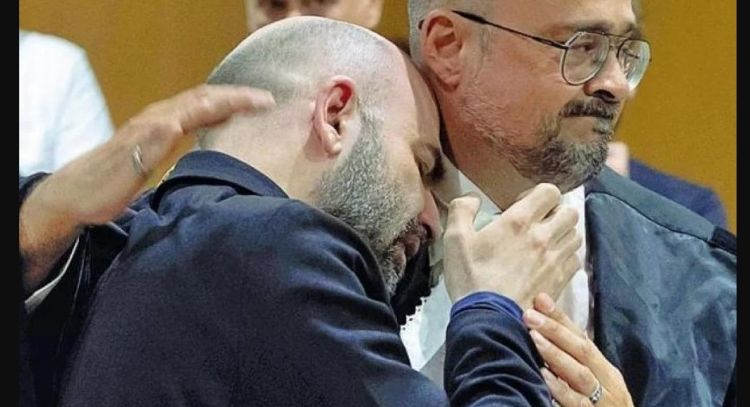 El escritor Roberto Saviano llora tras la condena de los dos mafiosos que lo amenazaron de muerte