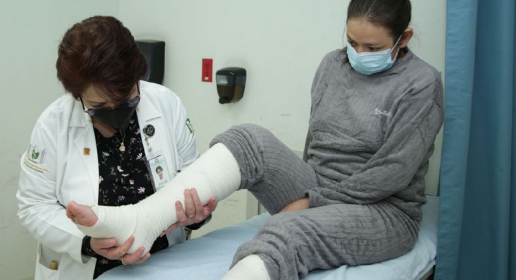 Mujer sobrevive a mordedura de serpiente a pesar de ser diagnosticada erróneamente