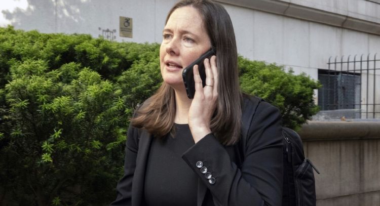 EU despide a Maurene Comey, la fiscal que procesó a Jeffrey Epstein y a "Diddy" Combs
