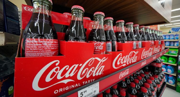 Trump dice que Coca-Cola usará azúcar real en EU; la empresa no lo confirma