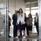 Aeropuertos de EU podrían permitir más líquidos en equipaje de mano; esto dijo Kristi Noem