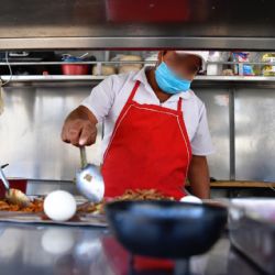 Encuentran bacterias fecales en salsas de puestos cercanos al Metro de la CDMX