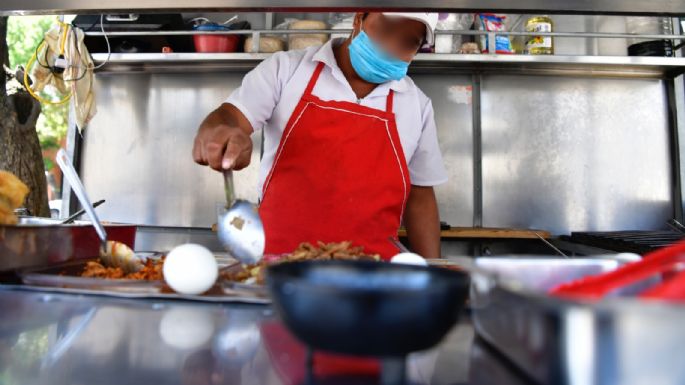 Encuentran bacterias fecales en salsas de puestos cercanos al Metro de la CDMX