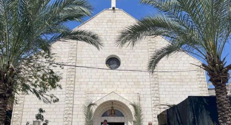 Israel ataca la única iglesia católica de la Franja de Gaza; hay dos muertos y un cura herido