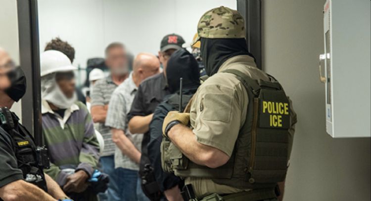 Departamento de Seguridad Interior de EU defiende arrestos en cortes de inmigración tras demanda