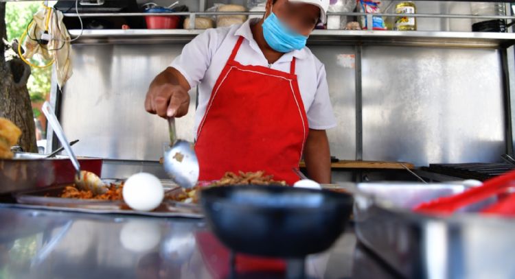 Encuentran bacterias fecales en salsas de puestos cercanos al Metro de la CDMX