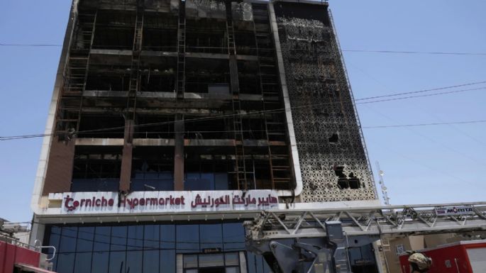 Autoridades intentan identificar 18 cadáveres en el mortal incendio de un centro comercial en Irak