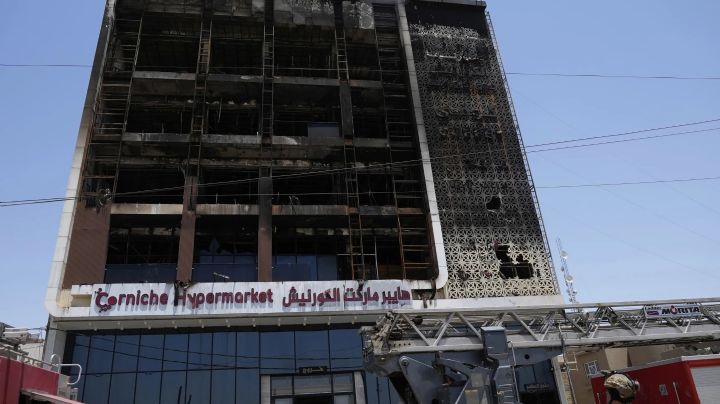 Autoridades intentan identificar 18 cadáveres en el mortal incendio de un centro comercial en Irak