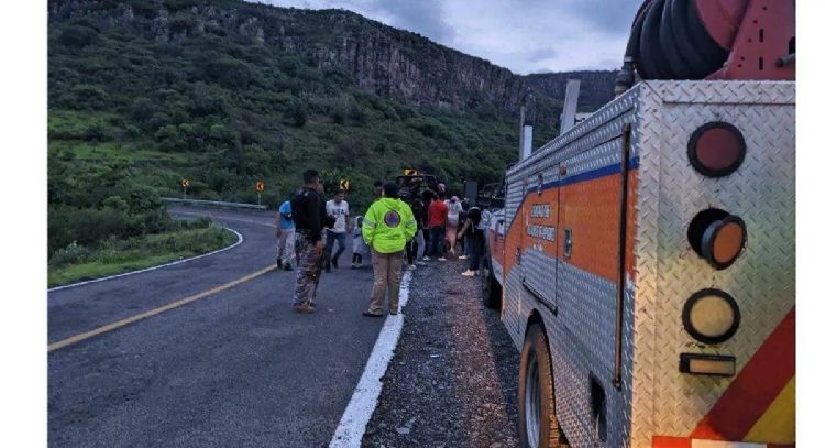 Rescatan a 17 personas atrapadas en cascadas de Tarimoro, Guanajuato, por inundaciones